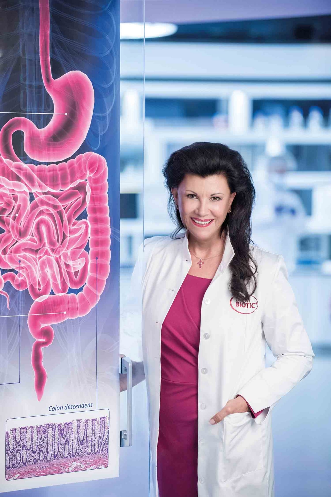 Prof. Frauwallner vor medizinischer Grafik des Verdauungssystems im Labor