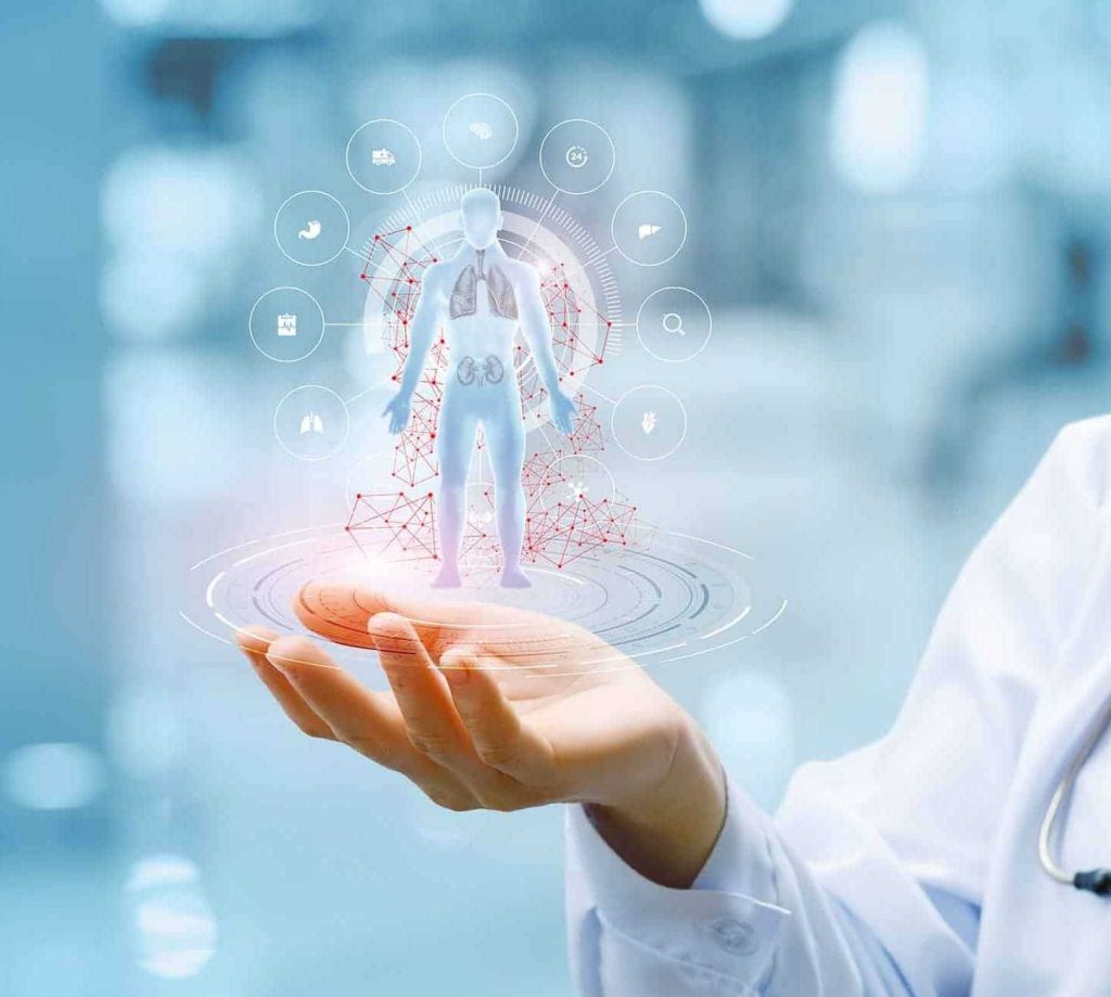 Arzt hält holografische Darstellung eines menschlichen Körpers mit Organsymbolen in der Hand