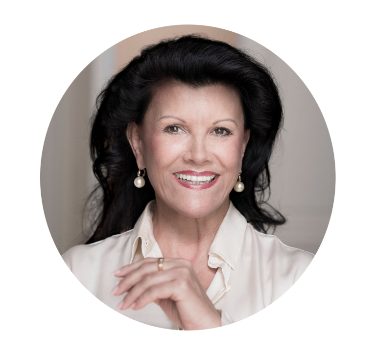 Porträt von Anita Frauwallner, Gründerin und Geschäftsführerin des Institut AllergoSan, mit freundlichem Lächeln, eleganter Bluse und Perlenohrringen.