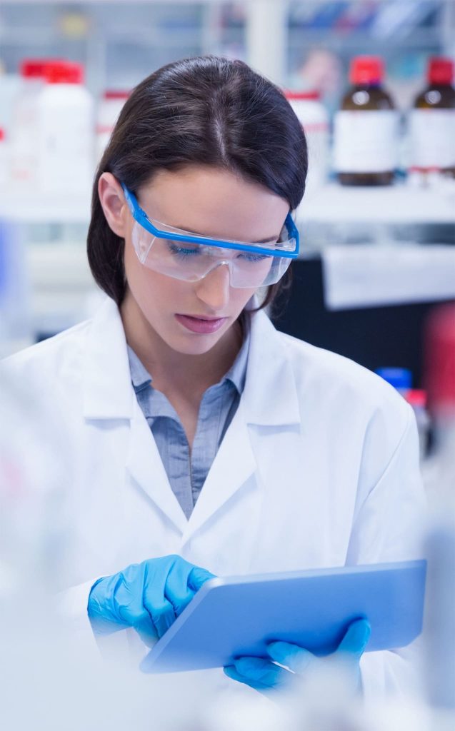 Wissenschaftlerin im Labor mit Schutzbrille und Tablet – Symbol für Forschung, Qualität und moderne Mikrobiom-Analyse